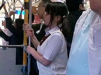 【花恵みみ】通学中のバスで痴漢に遭いパンツを脱がされて犯される制服メガネのJK