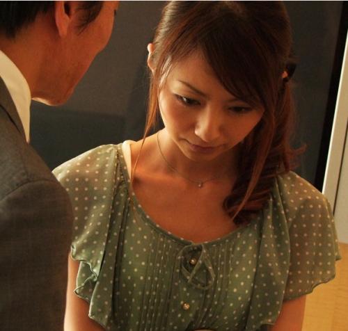 愛している夫に借金の担保として売られた妻が取立人から逃げられずに脱がされ犯される