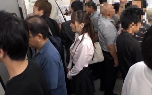 《OL痴漢》抵抗していたお姉さんだったが、しつこく触られ徐々にトロけてゆき…