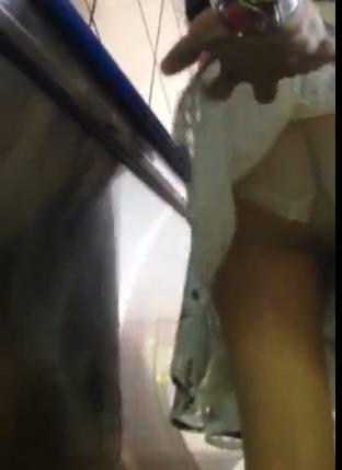 スカートめくり・スマホで盗撮