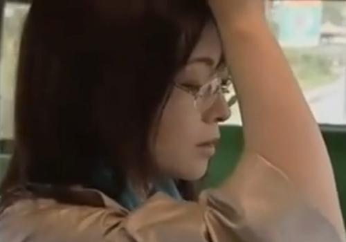 四十路の熟女教師が痴漢され、その勢いでラブホテルでハメられる