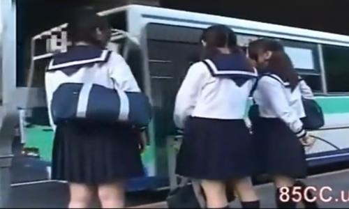 《女子校生・バス痴漢》眺めるだけでは我慢できず……