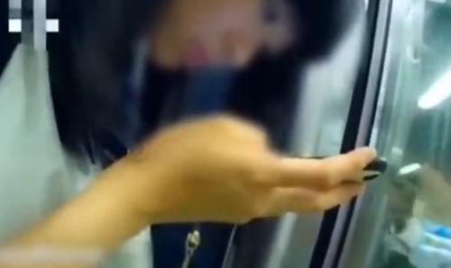 《個人撮影・本物？痴漢》電車でスマホをさわるJK？JC？を痴漢。手ブレ動画