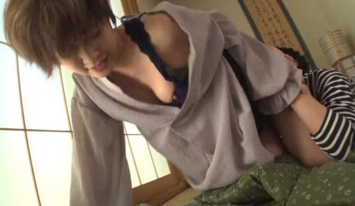 《母子相姦》親父がいない隙に、義母を襲う息子
