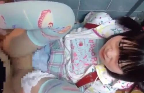 性犯罪動画流出《幼い小学生を公衆トイレに連れ込んでレイプするオジサン》幼女の未熟なまんこに、男根がゴリゴリ挿入されて・・・