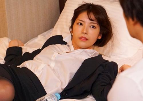 楓カレン《出張先の相部屋で生意気なOLが寝取られる》何回もイカされ完堕ち
