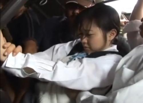 森〇菜に似た気弱な女子学生が、オジサンたちに痴漢され、何も言えず耐える。