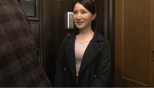 両親が不在で訪れた母の友人は妖艶で色気ムンムン。我慢できない俺は遂に襲ってしまう