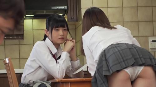 友達のJ○妹が小悪魔な笑みを浮かべパンチラで誘惑！ムレムレパンティで激しい顔騎&尻コキ責めで弄ばれて…　友達には内緒で妹の敏感生マ○コをがっつりハメまくる！【パート1】