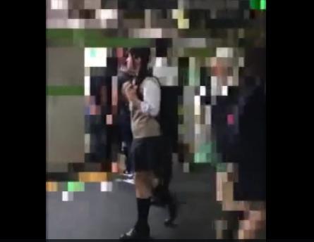 《盗撮・リアル痴漢・犯罪》満員電車で女子校生が痴漢される動画流出