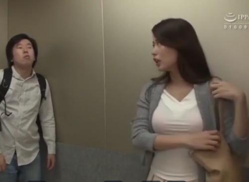 通野未帆《人妻と密室・ラッキーSEX》エレベーターが緊急停止、美人奥さまと閉じ込められれ・・・