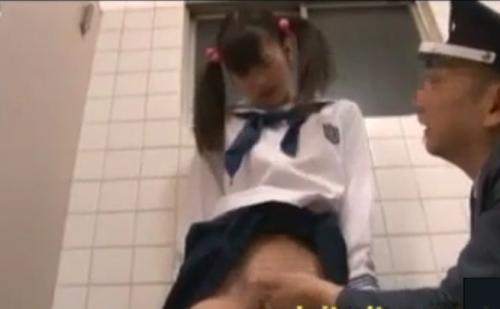 《中学生・公衆トイレ強姦》ウブな少女を軟禁してレイプするオジサン
