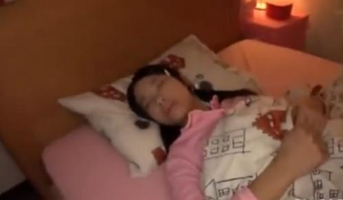 兄がこそっと妹に夜這い中出しSEX