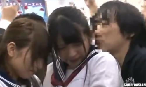 気が弱いＪＫ二人が痴漢され何もできない。ワレメを弄られ、喉奥フェラまで強要