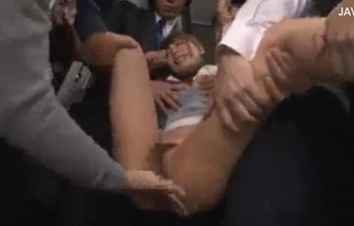《集団痴漢されるOL》チンポをぶち込まれ、凌辱、肉便器扱いされてしまう美女