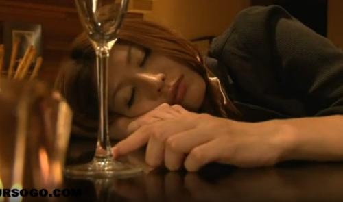 ナイトバーのカウンター席で泥酔したOL。無防備に居眠りする美女を男が手マンして・・・
