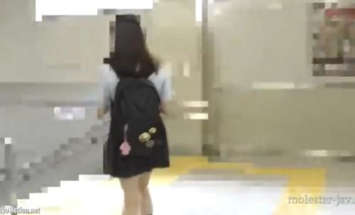 《女子校生・リアル痴漢・車内レイプ》制服JKを追跡して密着。スカートの中に手を入れ生チンポをぶち込む