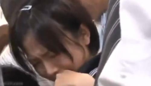 大人しい女子高生が電車で痴漢される。膣奥に指を入れられ激しく刺激。