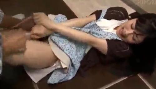 【大槻ひびき】義父に無理やりキスされ、パンツを剥ぎ取られる若妻。貪るキスの快楽に流されてしまい…