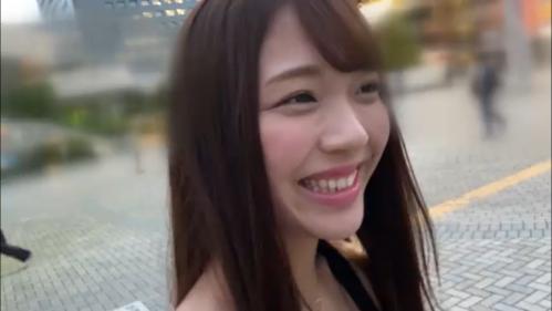 【笑顔が可愛い絶品美女】サラサラな髪がエロくなびくww