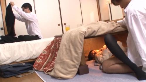 こたつの中で無防備な下半身にこっそりイタズラを！ww