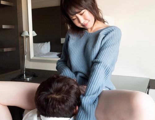 脱ぐまでは恥じらいを残しつつも脱いだらHに積極的でHな女の子が騎乗位でハメたチンコの快感に潮を垂れ流しながら絶頂しちゃいます