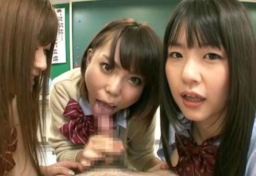 同級生のチンポをシェアしながら舐めたりハメちゃったりしちゃうHな女子校生