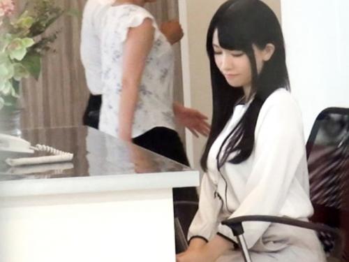 〖xvideos〗黒髪美白清楚系美人受付嬢を仕事中にAV出演させるエロ動画がこちら