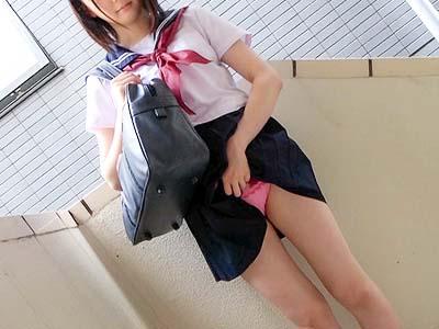 ゴムなしセックスに興味津々なセーラー服姿の女子高生ちゃんがパイパンまんこを電マでいじられて気持ちよくなっちゃう