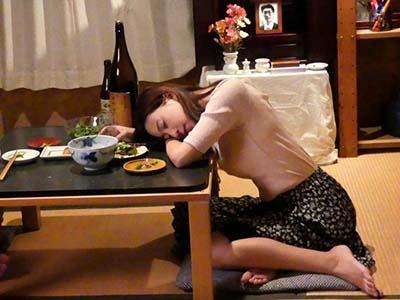 【松下紗栄子】旦那に先立たれた美人未亡人！隣部屋カップルの喘ぎ声で発情！我慢できずにオナニーで昇天ｗ