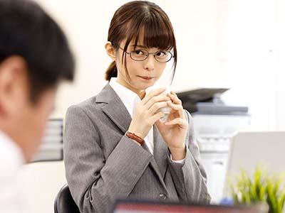 【月乃ルナ】会社の後輩である貧乳美女がご奉仕プレイ→痴女った淫乱娘に中出しセックスで精子を搾り取られる
