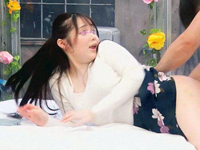 【女子大生×MM号】「奥まで届いてるぅ！」身代わりの友達が来るまでデカチン激ピストンに感じて中出しされる美少女JD！