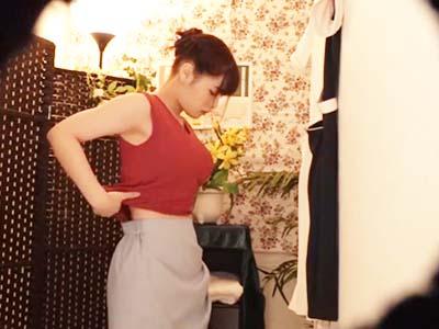 【盗撮】むっちり巨乳の美人人妻を隠し撮り→回春マッサージ店で働く美女が中出しセックスで客と一線を越える