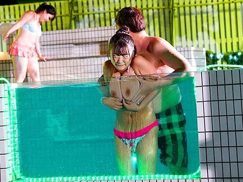 【爆乳】水着姿の超乳美女を痴漢してガチレイプ→スタイル抜群の女の子が変態男に激ピストンで犯され中出しされちゃう