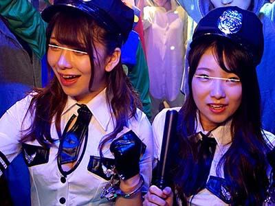 【痴漢ｘ潮吹き】コスプレ姿で浮かれている美女と乱交ファック→欲情した痴漢男達が潮吹きマンコを中出しエッチで突きまくる