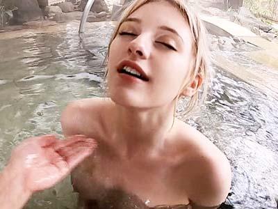 【メロディー・雛・マークス】色白巨乳美人の外国人と温泉旅行→笑顔が素敵な白人と中出しエッチでヤリまくり！