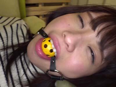 【桜井千春】夜の都会の街で猿ぐつわをつけて闊歩するスレンダー美女！恥ずかしながらも楽しむ姿がエロすぎる！！