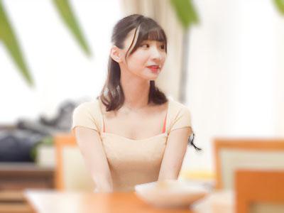 【人妻×NTR】清楚系の人妻が隣人の若い男とのセックスにメロメロに！リビングでHをする姿を盗撮されるwww