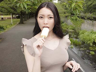 結婚1年目新婚人妻さんがAVデビュー！背徳感を抱きながらも「気持ちイイッ！」と喘ぎながらチンポで突かれてしまう。