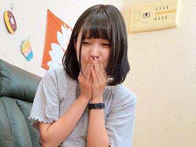 【女子大生×素人】「もぅ我慢出来ないですぅ♡」目の前でオナニーする勃起チンポに興奮して我慢できずにしゃぶる美少女！