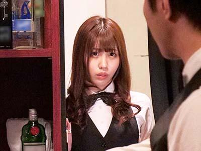 【朝日奈かれん】「我慢できないです♡」仕事終わりに妻子持ちの店長と職場で激しく腰を打ち付け合う立ちバック！！