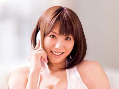 【麻美ゆま】スレンダー巨乳の美女にエッチなイタズラ！電話取材中に激ピスで犯され電話相手に淫語実況！