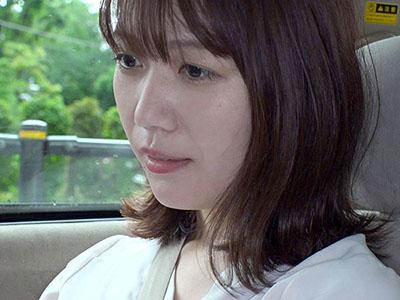 【人妻×汗だく】「ザーメン飲んじゃった♡」電マでオマンコ濡らして沢山のチンポしゃぶりハメられる貧乳スレンダー人妻！