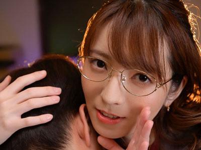 【小花のん】「もっとしゃぶらせて♡」眼鏡をかけた巨乳な女上司はド変態で近くに彼女がいる男子にフェラチオｗ