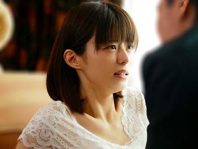 【月乃ルナ】スレンダー貧乳の美人人妻がNTRファック→綺麗なパイパン奥様が夫の上司に脅されレイプされる