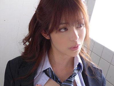 【女子高生】「急にエッチしたくなっちゃった♡」性欲が抑えきれないヤリマンビッチな女子高生と教室で騎乗位セックス♡