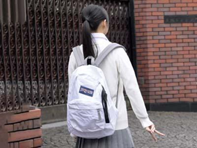 「制服女生徒ヌケる～」一緒に通学してるかわいい女子ｻﾝに勃起チンコ見られたのに軽蔑どころか興味津々だったんだが。