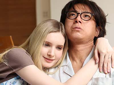 【リリー・ハート】「社長の子供が欲しいです♡」スレンダー金髪美女の外国人人妻が社長とNTR中出しセックス！