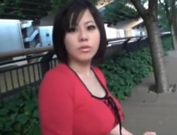 旦那と待ち合わせしている巨乳の人妻OLさんをナンパ♥マッサージ受けさせて中出し