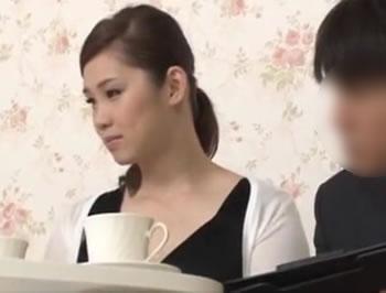 夫婦でエステに来た巨乳の美人奥さんに旦那が寝た隙にわいせつして挿入し中出し